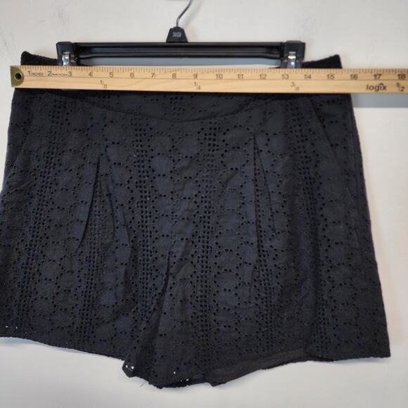 BCBGeneration Lace Overlay Shorts Size M Pull on Pleated Elastic Waist Casual - Picture 4 of 8